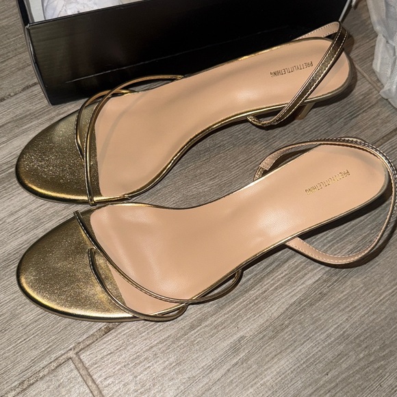 PrettyLittleThing Metallic Gold Sandals - Picture 1 of 3
